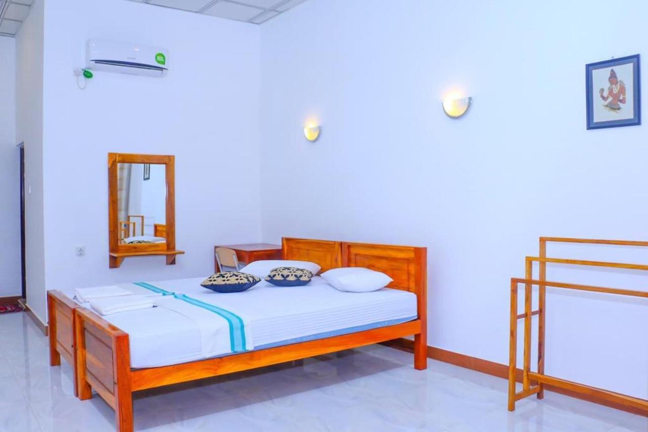 Julia Safari Inn Tissamaharama Buitenkant foto